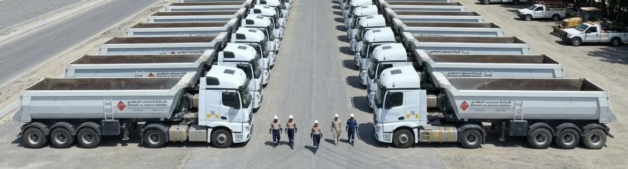 أسطول شاحنات نقل المواد مصطفًّا في الموقع